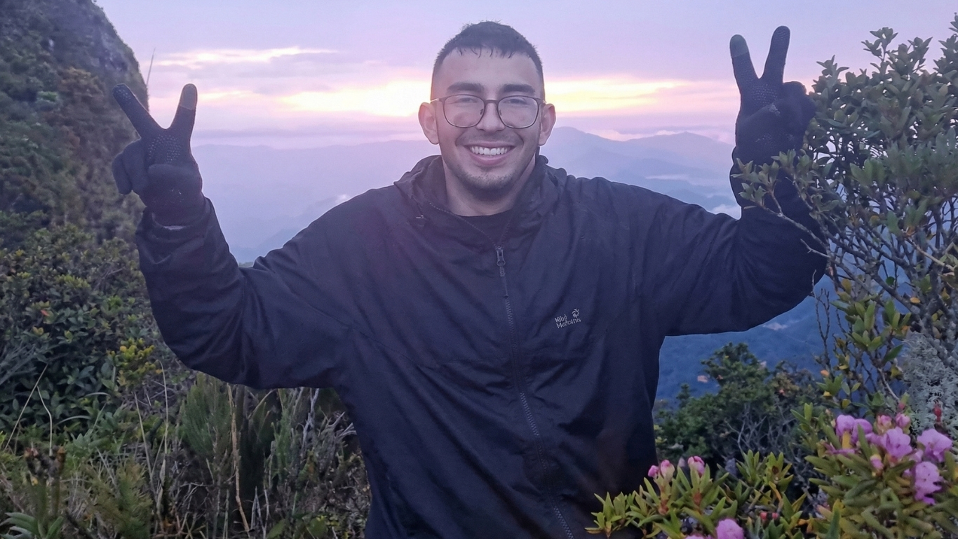 Jovem reencontra amiga após se perder por cinco dias no Pico Paraná.
